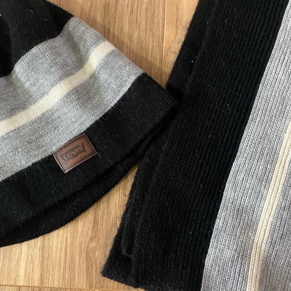 Levi’s Mens Black & Grey Hat and Scarf set - Picture 7 of 8
